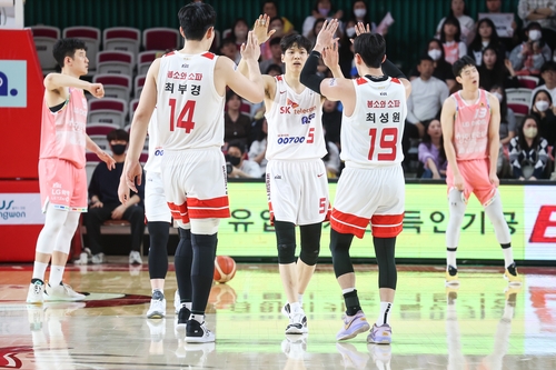 LG 꺾은 SK 선수들.