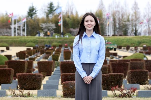 세계 유일의 유엔군 묘지인 유엔기념공원에서 인터뷰 갖는 캠벨 에이시아 양