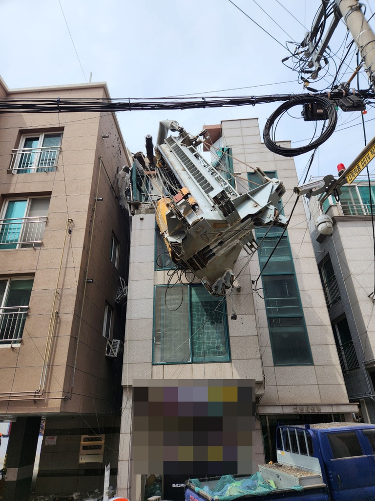 원룸 덮친 크레인