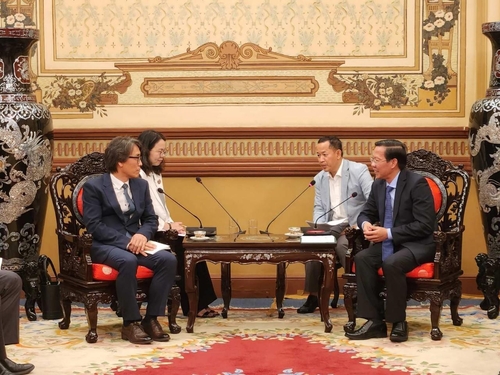 금한승 환경부 기후탄소정책실장(왼쪽)이 28일(현지시간) 오후 베트남 호치민에서 판 반 마이 호치민 인민위원장(오른쪽)을 만나 녹색산업 분야 협력 강화 방안을 협의하고 있다.[환경부 제공. 재판매 및 DB 금지]
