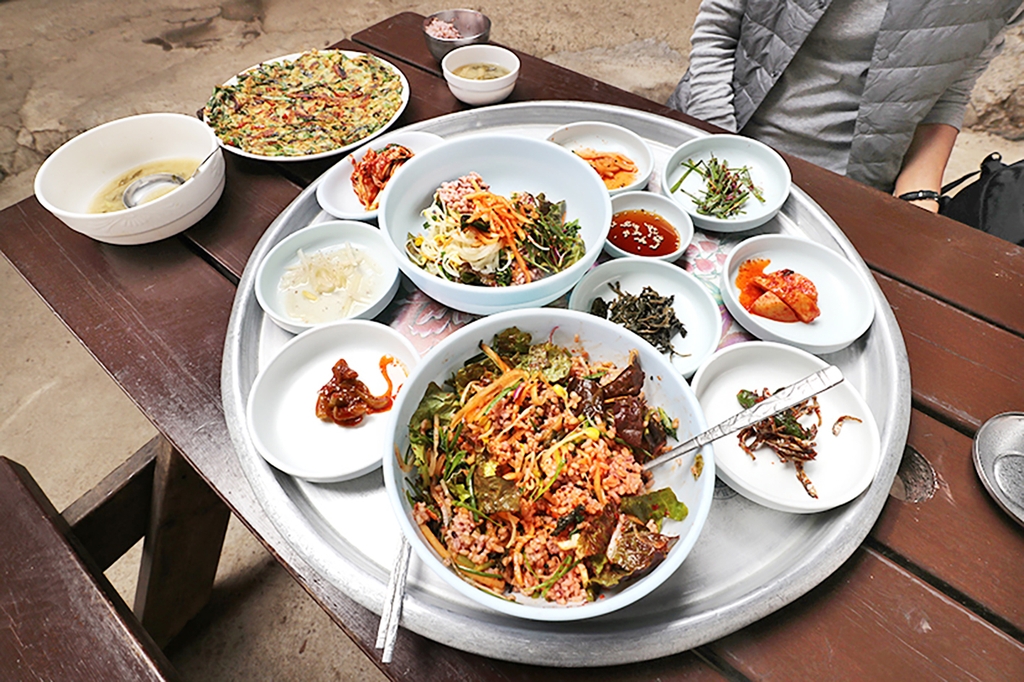등산로에서 맛볼 수 있는 보리밥[사진/조보희 기자]