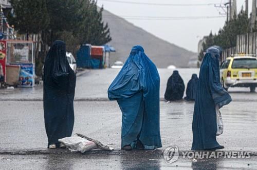 아프간 카불에서 구호품을 달라고 애원하는 여성들.