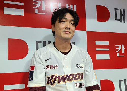 경기를 마치고 인터뷰하는 이형종