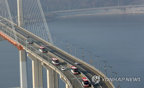 마창대교 달리는 차량