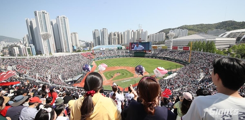 만원 관중 앞에서 11년 만에 1위로 등극한 롯데 자이언츠