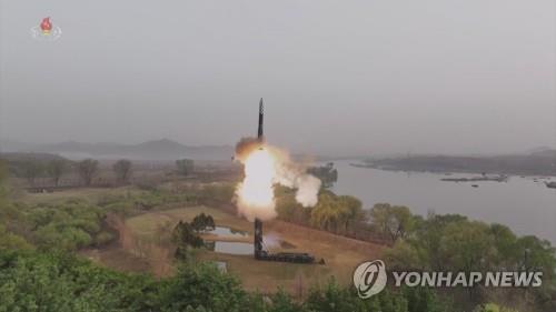 북한 "고체연료 사용 화성포-18형 첫 시험발사"