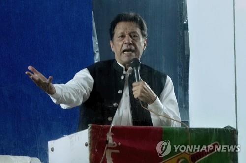 '부패 혐의' 칸 파키스탄 전 총리, 법정 인근서 전격 체포