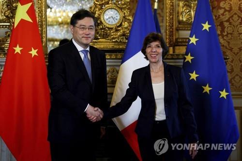악수하는 중국·프랑스 외교장관