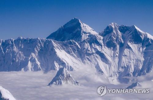 에베레스트서 중국·인도 산악인 잇따라 사망…"올해 8명 숨져"