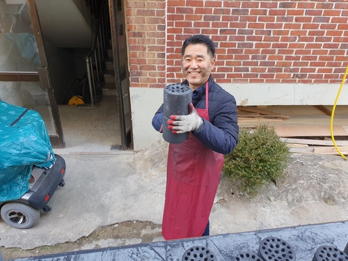 연탄배달 봉사를 하는 안필기씨