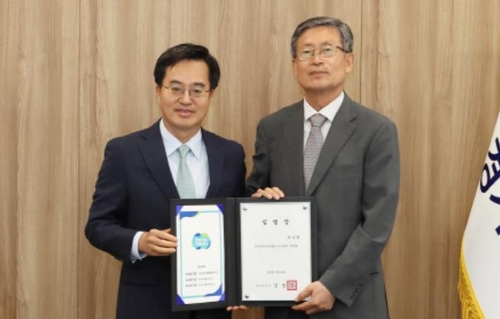경기콘텐츠진흥원 이사장에 최봉환 전 한국도로공사 부사장(오른쪽) 임명