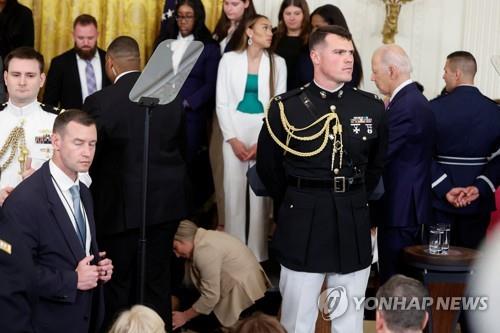 연설 중 서있던 선수가 쓰러지자 지켜보는 조 바이든 미국 대통령(우측에서 두번째)
