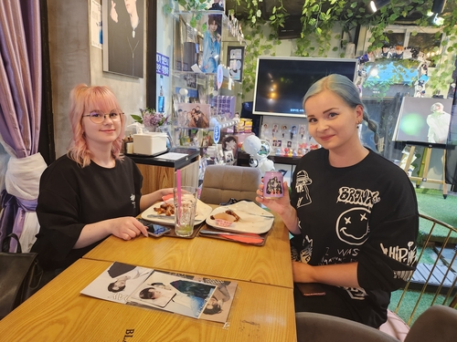 BTS 이벤트 카페를 찾은 캐롤리나(26·왼쪽)씨와 에블리나(31)씨