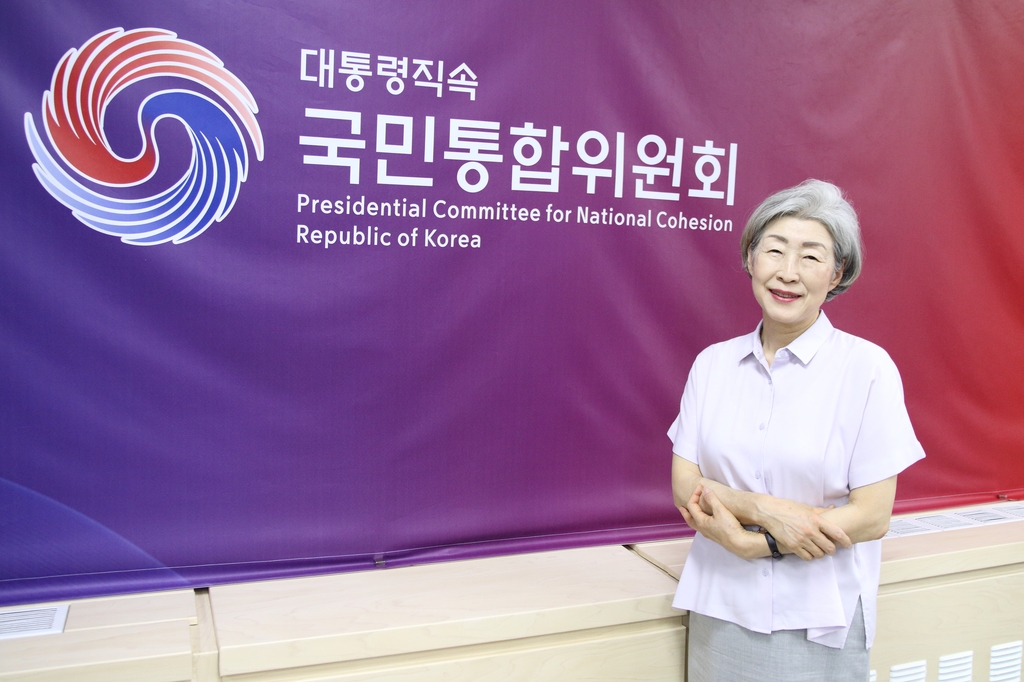 연합뉴스와 인터뷰하는 윤정로 이주민과의 동행 특별위원장