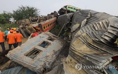 2일 인도 동부 오디샤주에서 발생한 열차 사고 현장.