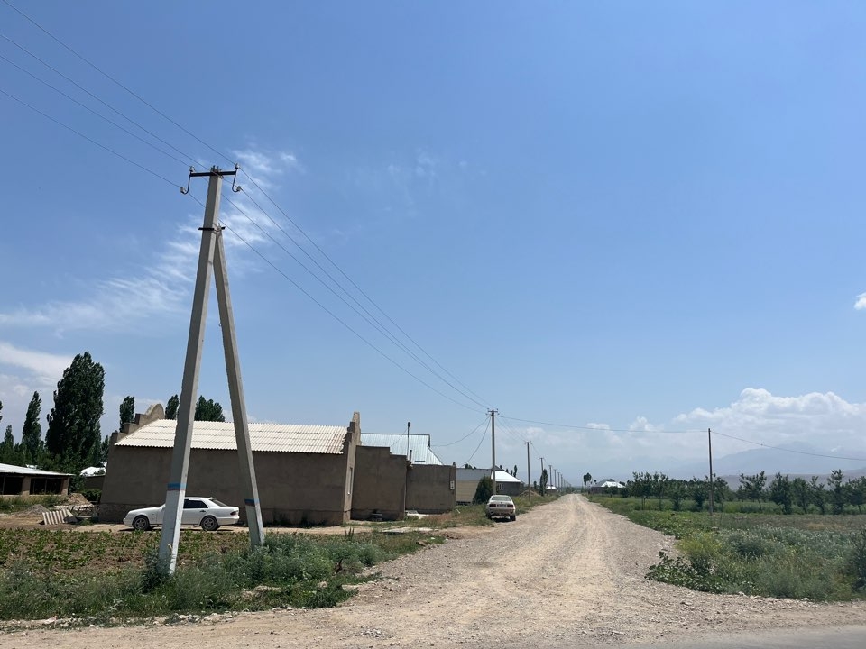 키르기스스탄 탈라스주 샤드칸면 투이토 마을의 'K.K. 연탄길'