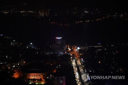 가로등이 꺼진 하노이 서쪽 지역의 야경