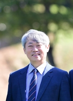 김영교 시인, 네 번째 시집 '숲이 흔들렸다 환하게' 출간