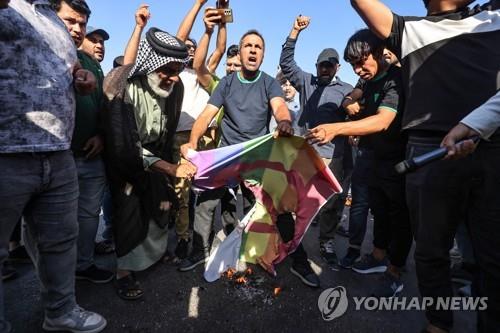 쿠란 소각 남성 "살해 협박 수천건…쿠란 또 불태울 것"(종합)