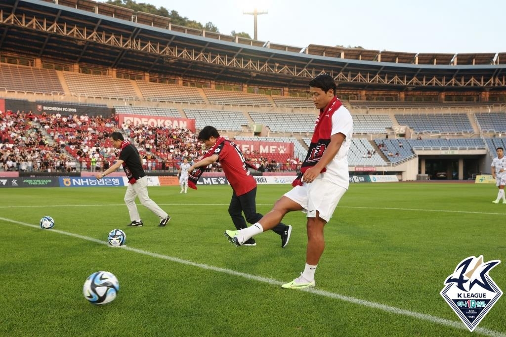 시축에 나선 황희찬(맨오른쪽)