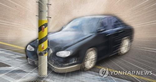 대전 교차로서 승용차가 가로등 들이받아…60대 운전자 부상