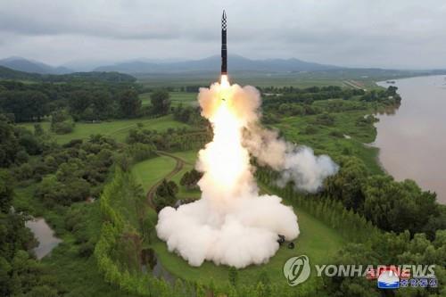 북 "어제 ICBM '화성-18형' 시험발사"…김정은 현지지도