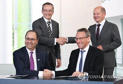 독일 투자 협약에 서명 후 악수하는 올라프 숄츠 독일 총리(오른쪽 앉은 이)와 펫 겔싱어 인텔 CEO(왼쪽)[EPA 연합뉴스 자료사진. 재판매 및 DB 금지]
