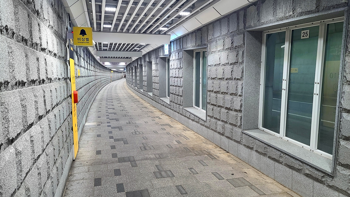 소음과 먼지를 막아주는 차단벽과 넓은 보행로가 설치된 서울 종로구 율곡로 터널. 2023년 [연합뉴스 자료사진]