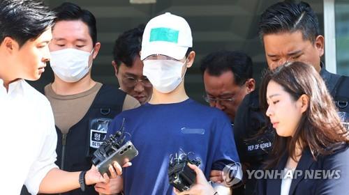 지난 7월 검찰에 송치되는 '스토킹 살해범'