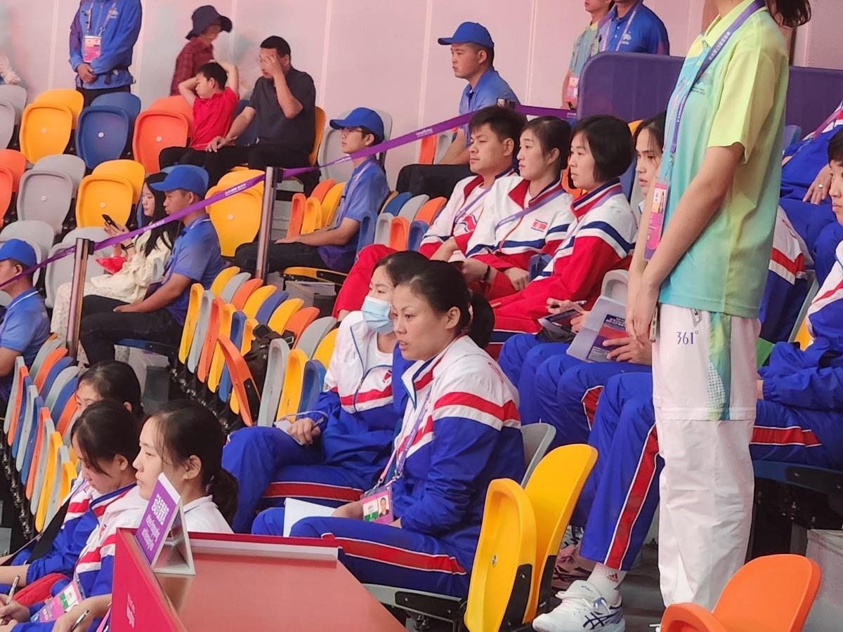 한국 여자배구 대표팀 경기 지켜보는 북한 선수들