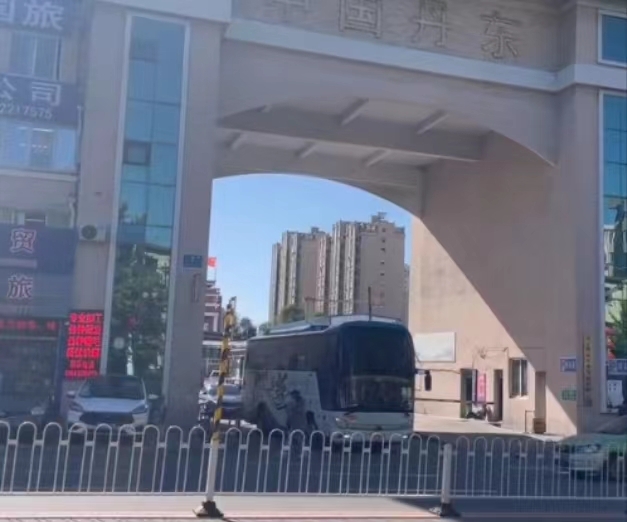 북한 여자축구선수단 싣고 온 것으로 추정되는 버스가 단둥 해관에서 나오는 모습