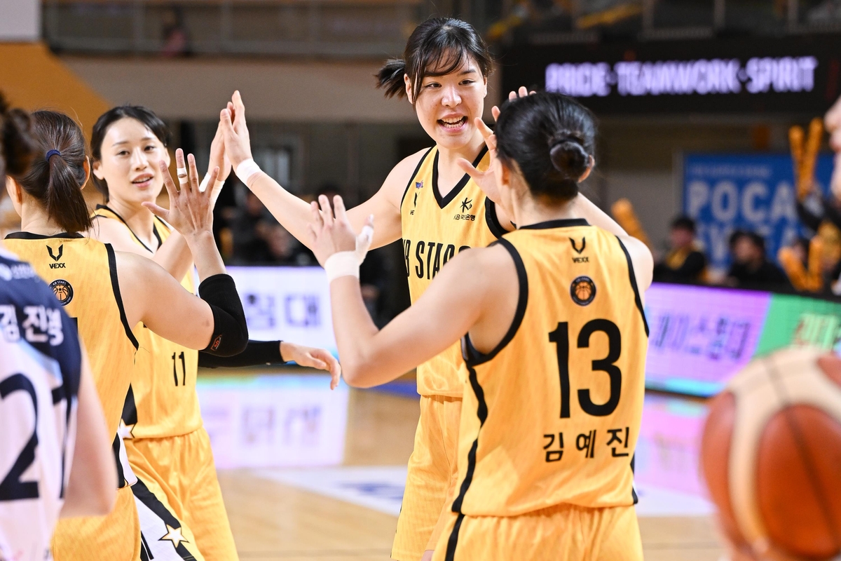 KB’s Kang Yi-seul, Park Ji-soo, and Kim Ye-jin giving a high five (from left)
