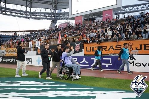 은퇴식에서 그라운드 돌며 팬들에게 인사하는 제주 유연수 / 한국프로축구연맹 제공