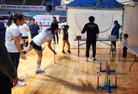 각국 전통놀이 체험부스에 몰린 참가자들