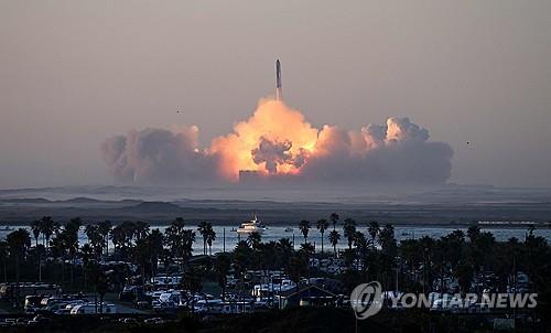 지난해 11월 미국 텍사스주에서 발사되는 스페이스X의 '스타십' 로켓[AFP 연합뉴스 자료사진. 재판매 및 DB 금지]