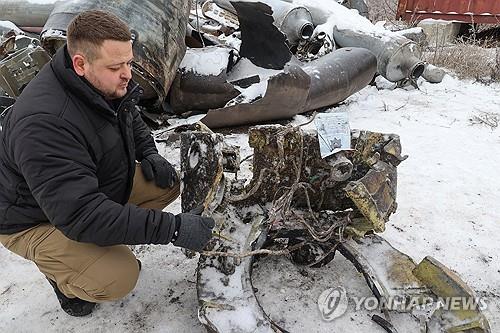 우크라이나 당국자가 지난 6일(현지시간) 우크라이나 하르키우에 떨어진 미사일 잔해를 보여주고 있다. 우크라이나는 이 미사일이 북한에서 제조됐으며 러시아가 하르키우 공격에 사용했다고 판단하고 있다. [로이터=연합뉴스 자료사진]