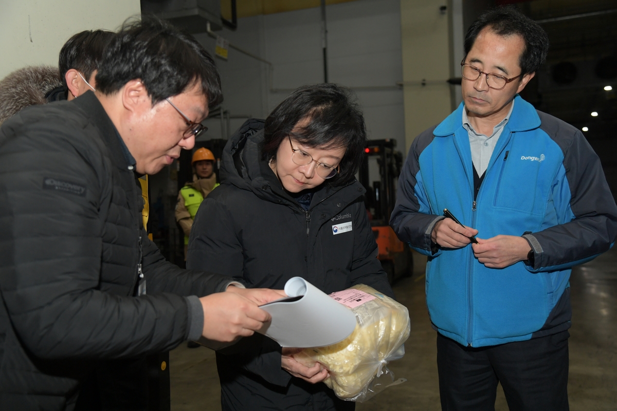 Food and Drug Safety Minister Oh Yookyung Inspects Logistics Center