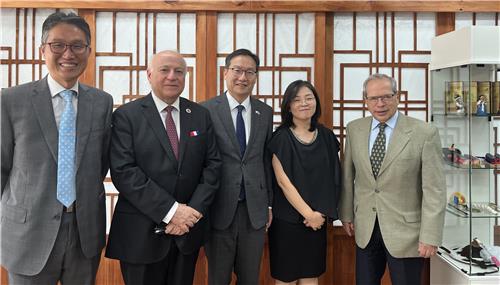 한국자료실 개관식에 참여한 관계자들 