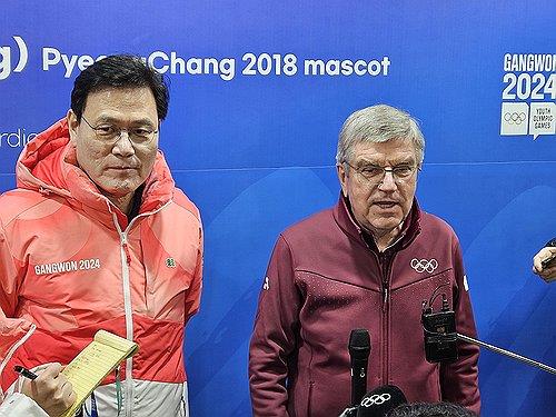 Representative Chairman Choi Jong-gu and IOC Chairman Bach. [Photography by Jang Hyeon-gu]