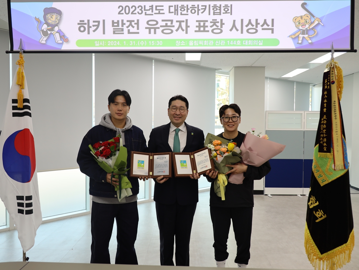 왼쪽부터 이승훈, 이상현 대한하키협회장, 천은비
