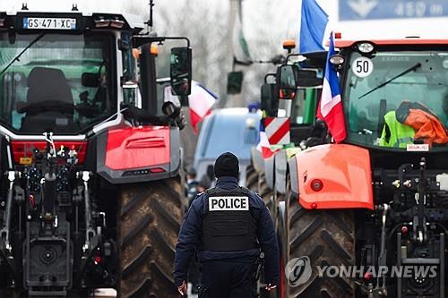 프랑스 6번 고속도로에서 대치중인 트랙터 시위대와 경찰