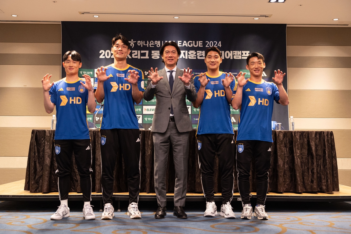 Ulsan HD coach Hong Myung-bo (center) and captain. From left, Eom Won-sang, Kim Ki-hee, Joo Min-gyu, and Kim Min-woo.