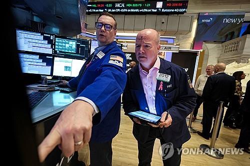 14일(현지시간) 뉴욕증권거래소(NYSE)의 트레이더들