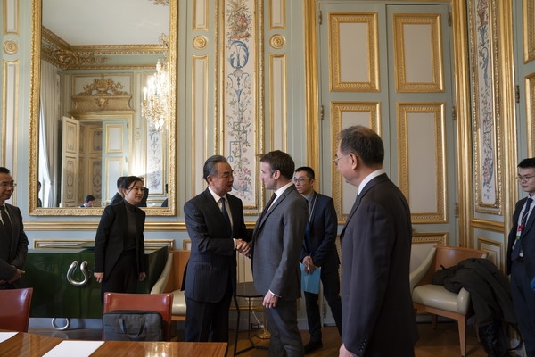 20일(현지시간) 에마뉘엘 마크롱 프랑스 대통령(오른쪽) 만난 왕이 주임