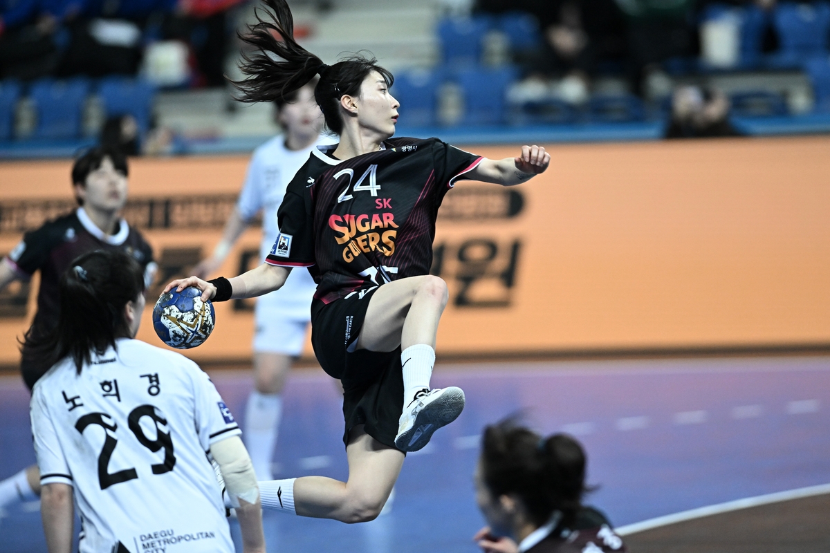 1일 대구시청과 경기에서 슛을 던지는 SK 강경민