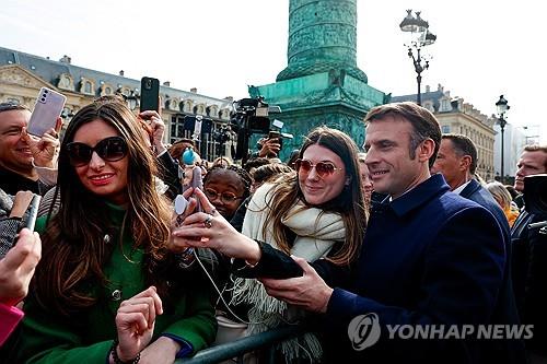 지지자와 사진 찍는 에마뉘엘 마크롱 대통령