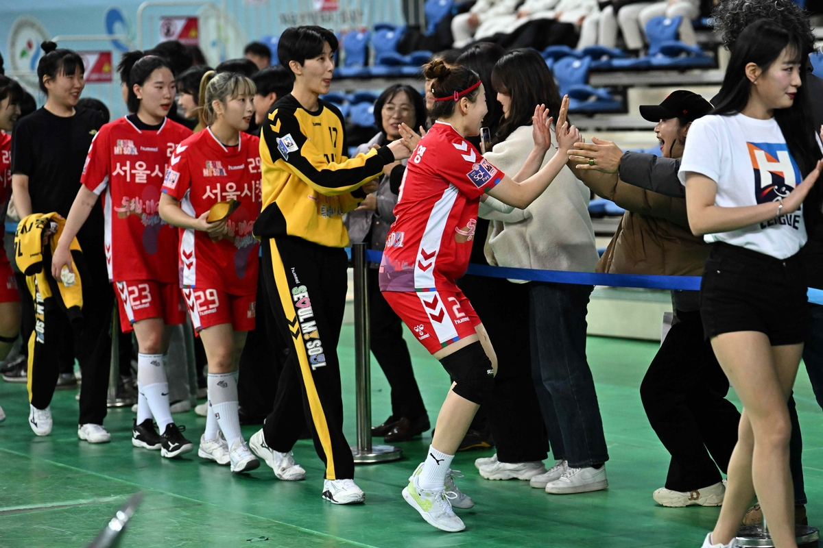 경기 후 팬들과 인사하는 서울시청 선수들.