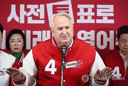 사전투표 독려하는 인요한 선대위원장