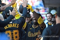 MLB 피츠버그의 '해적 선장' 매커천, 개인 통산 300홈런 달성