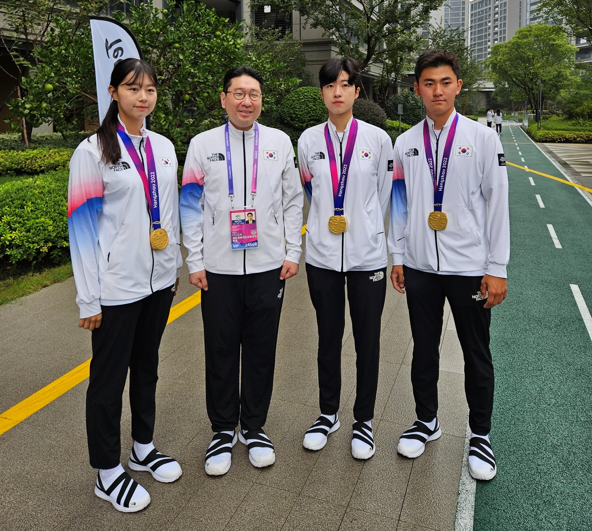 태인 장학생들인 양궁 국가대표 임시현, 안산, 김제덕과 함께 한 이상현 회장.